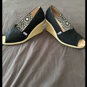 🖤 NWOT TOMS Black Wedges! 🖤